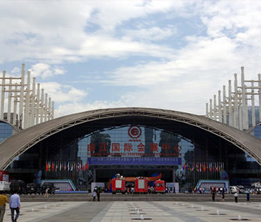 抓住機(jī)遇，迎接挑戰(zhàn)