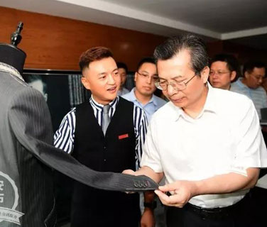 王永康書(shū)記到西安工程大學(xué)·三八婦樂(lè)健康服飾研究中心調(diào)研