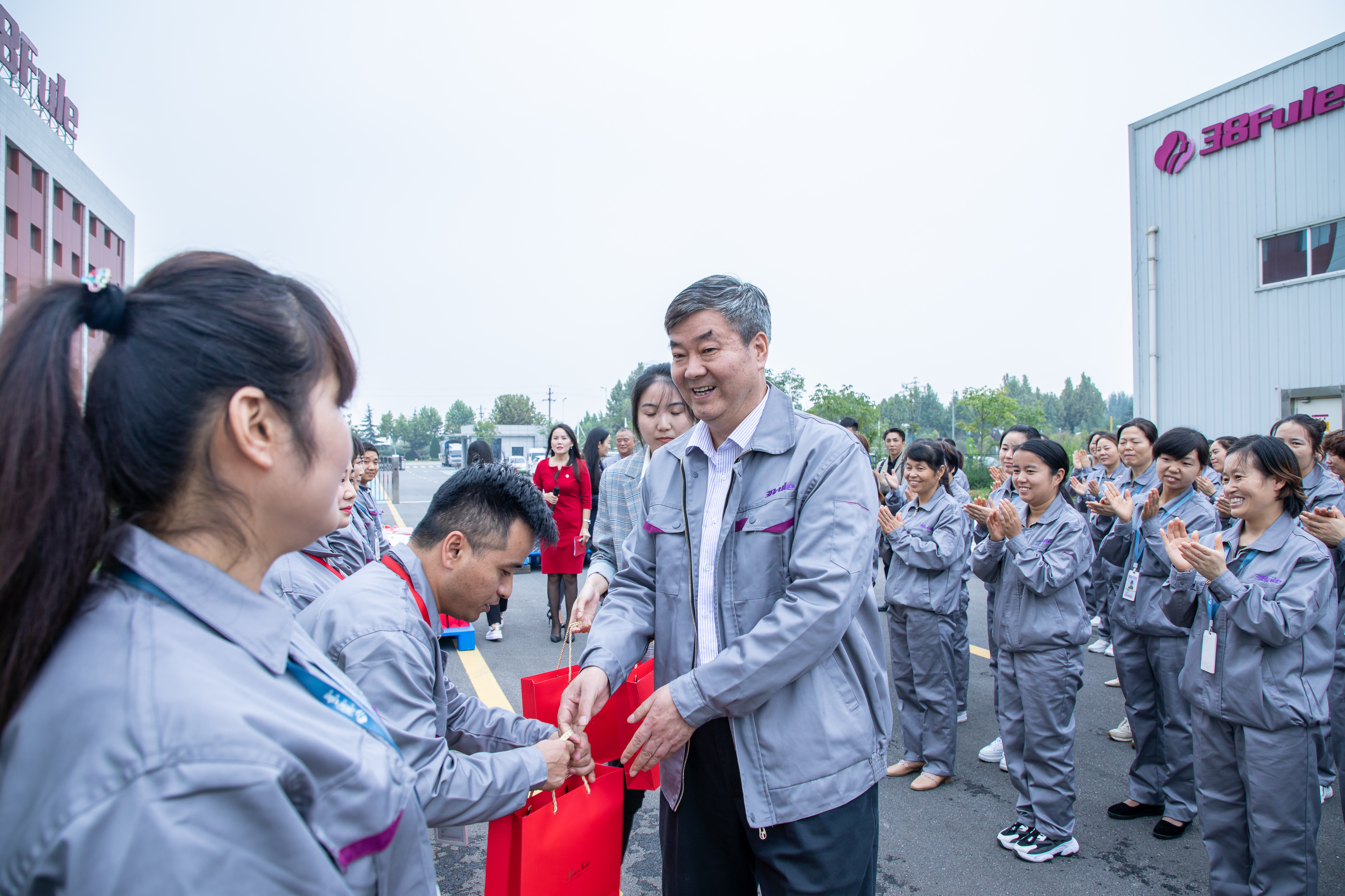 三八婦樂袁曉鋒：積極承擔(dān)企業(yè)主體責(zé)任，為推動高質(zhì)量發(fā)展做出貢獻(xiàn)！